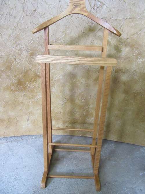 AN EXQUISITE SIMPLE BUT EFFECTIVE 'WALD WOOD PRODUCT DUMB VALET CLOTHING STAND IN GREAT CONDITION!!!