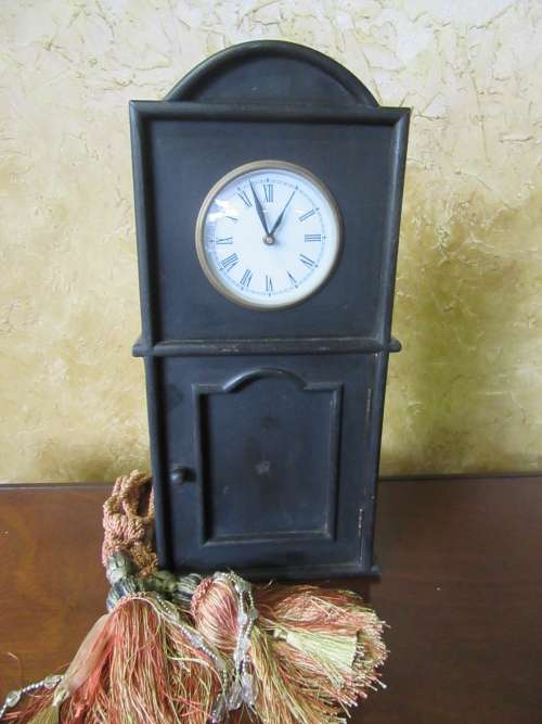 A BEAUTIFUL WOODEN MANDEL CLOCK BATRRY OPERATED IN WORKING CONDITION STUNNG MANTEL CLOCK