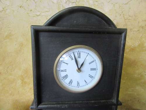 A BEAUTIFUL WOODEN MANDEL CLOCK BATRRY OPERATED IN WORKING CONDITION STUNNG MANTEL CLOCK