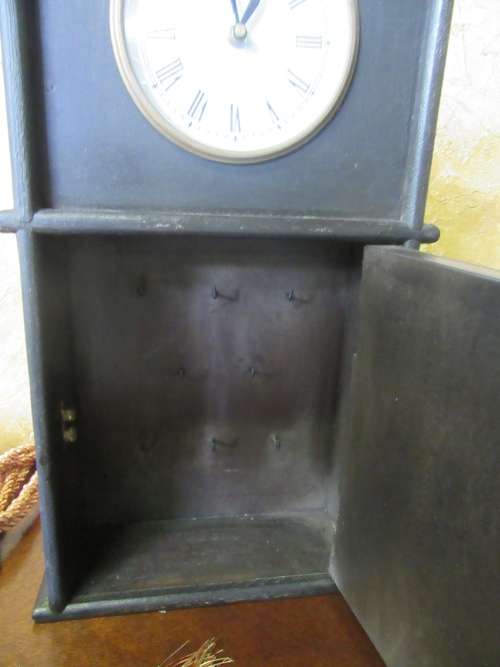 A BEAUTIFUL WOODEN MANDEL CLOCK BATRRY OPERATED IN WORKING CONDITION STUNNG MANTEL CLOCK