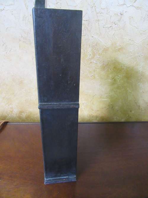 A BEAUTIFUL WOODEN MANDEL CLOCK BATRRY OPERATED IN WORKING CONDITION STUNNG MANTEL CLOCK