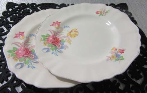 TWO ABSOLUTELY BEAUTIFUL AND TRULY ELEGANT DINNER PLATES J&G MEAKIN OF ENGLAND ROSE & RIBON SERIES"