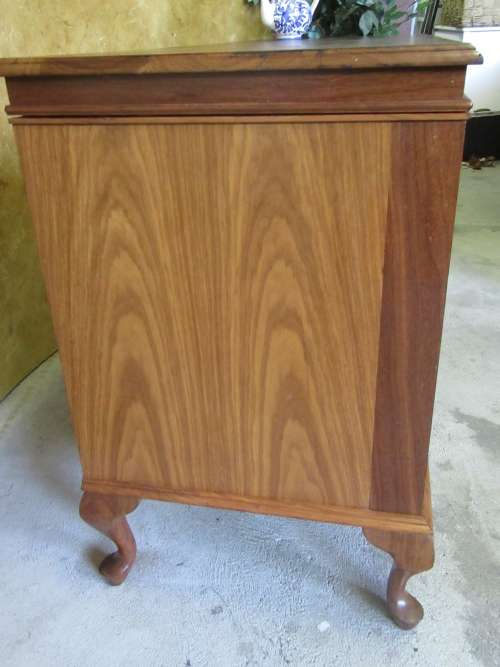 A SPECTACULAR LARGE VINTAGE QUEEN ANN SERVER/RADIO GRAM RESTING ON GORGEOUS QUEEN ANN LEGS!!!!
