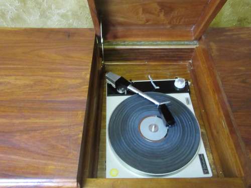 A SPECTACULAR LARGE VINTAGE QUEEN ANN SERVER/RADIO GRAM RESTING ON GORGEOUS QUEEN ANN LEGS!!!!