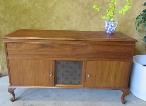 A SPECTACULAR LARGE VINTAGE QUEEN ANN SERVER/RADIO GRAM RESTING ON GORGEOUS QUEEN ANN LEGS!!!!