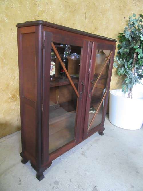 AN EXQUISITE VINTAGE GLASS SHOWCASE WITH STUNNING DETAIL! MAGNIFICENT FURNITURE!!!