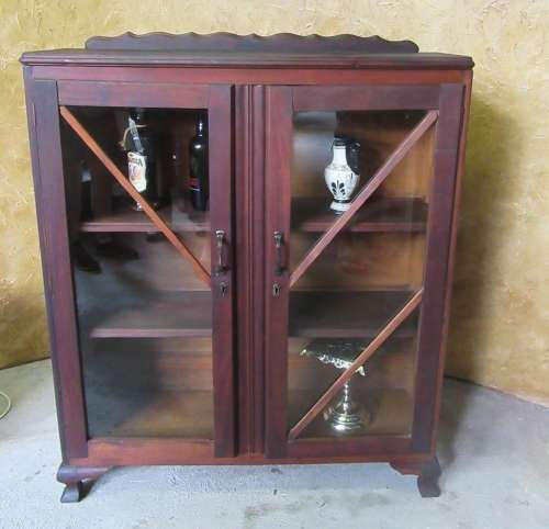 AN EXQUISITE VINTAGE GLASS SHOWCASE WITH STUNNING DETAIL! MAGNIFICENT FURNITURE!!!