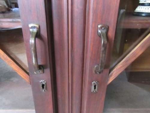 AN EXQUISITE VINTAGE GLASS SHOWCASE WITH STUNNING DETAIL! MAGNIFICENT FURNITURE!!!