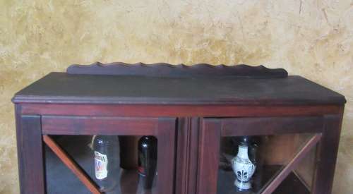 AN EXQUISITE VINTAGE GLASS SHOWCASE WITH STUNNING DETAIL! MAGNIFICENT FURNITURE!!!