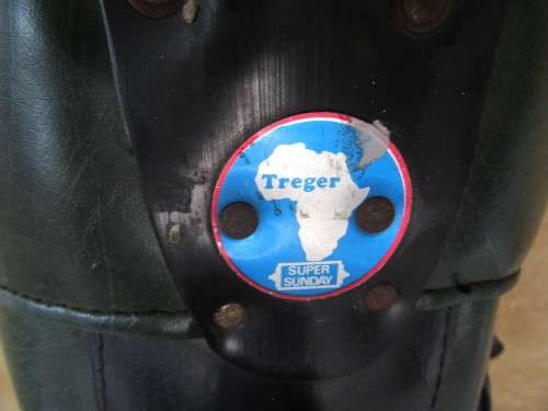 A VINTAGE TREGER GOLF BAG IN GOOD CONDITION FOR VINTAGE DISPLAY STILL USEABLE