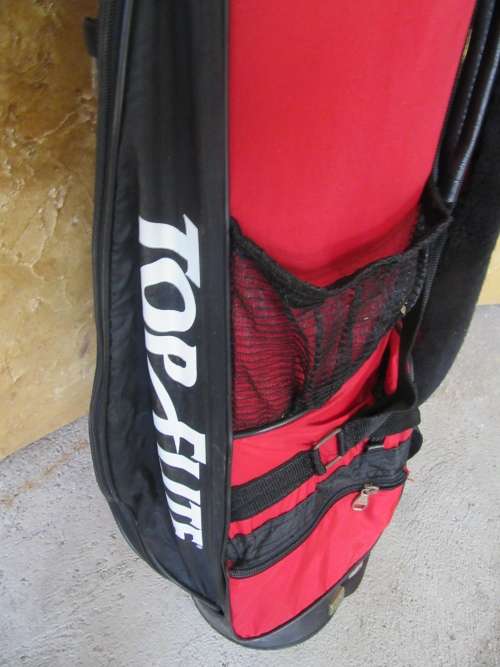 A FANTASTIC RED AND BLACK TOP FLIGHT GOLF BAG IN GOOD CONDITION