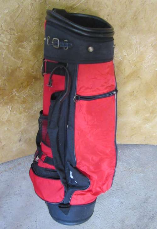 A FANTASTIC RED AND BLACK TOP FLIGHT GOLF BAG IN GOOD CONDITION