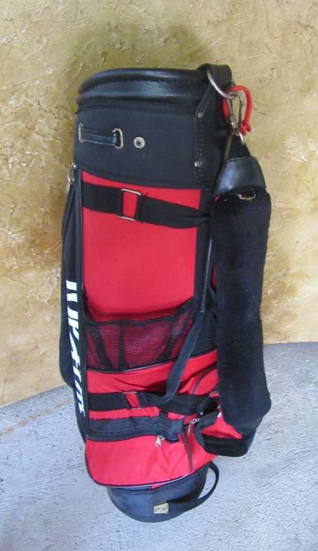 A FANTASTIC RED AND BLACK TOP FLIGHT GOLF BAG IN GOOD CONDITION