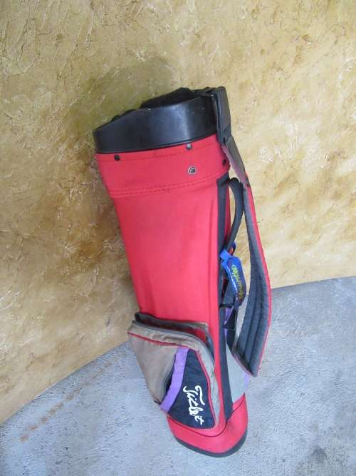 A FANTASTIC RED AND BLACK TOP FEITLEIST GOLF BAG IN GOOD CONDITION