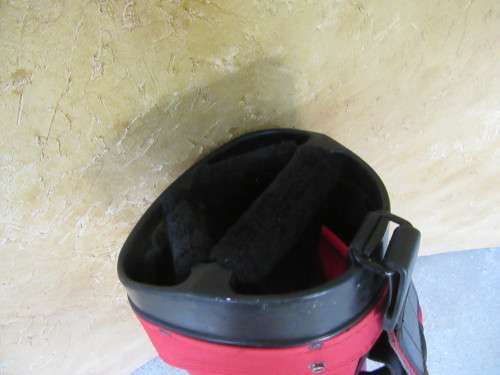 A FANTASTIC RED AND BLACK TOP FEITLEIST GOLF BAG IN GOOD CONDITION