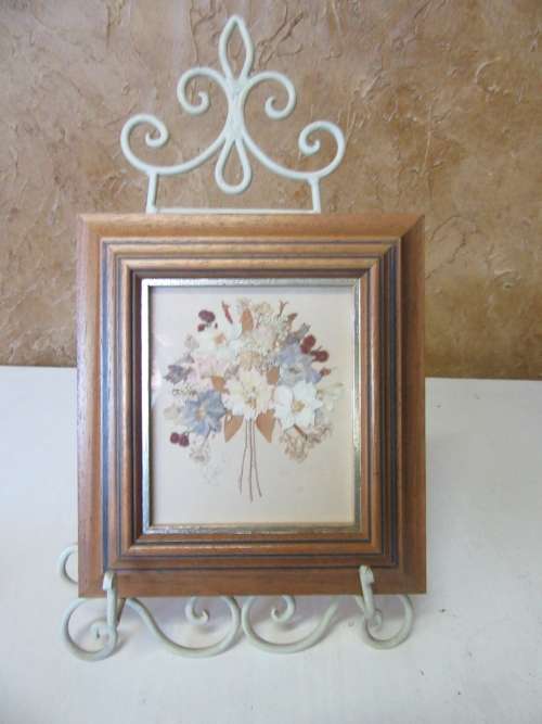 A STUNNING VINTAGE VINTAGE WOODEN FRAME WITH PRESSED FLOWERS