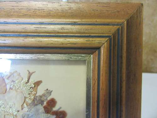 A STUNNING VINTAGE VINTAGE WOODEN FRAME WITH PRESSED FLOWERS