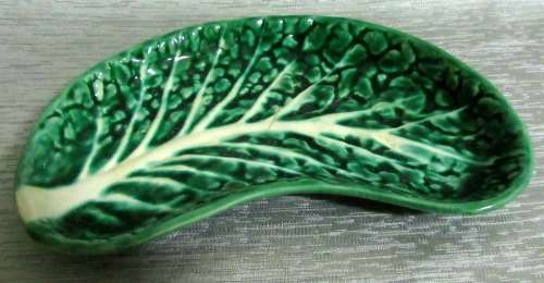 A fantastic Retro Portuguese Majolica Cabbage-Leaf  Serving Plate,
