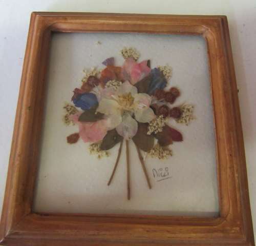 WOW A GORGEOUS VINTAGE WOODEN FRAME WITH PRESSED FLOWERS BEHIND GLASS STUNNING VINTAGE PIECE