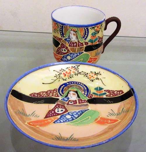 STYLISH ORIENTAL PORCELAIN DEMITASSE CUP & SAUCER LOVE THE RICH COLORFUL DESIGN OF ORIENTAL PORCELAI