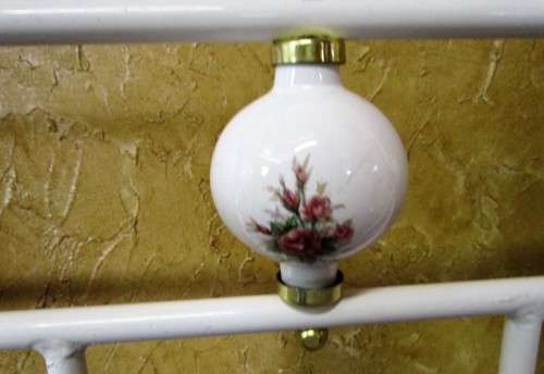 A BEAUTIFUL WHITE FOUR POST SINGLE BED WITH STUNNING PORCELAIN DETAIL