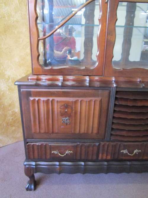 AN EXQUISITE ANTIQUE GABLED QUEEN ANNE STYLE SHOWCASE CABINET WITH FANTASTIC DETAILING!!!