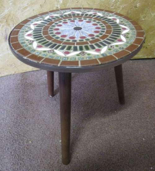 AN AMAZING VINTAGE SANWA TILED SIDE TABLE WITH THREE STUNNING SHARP LEGS