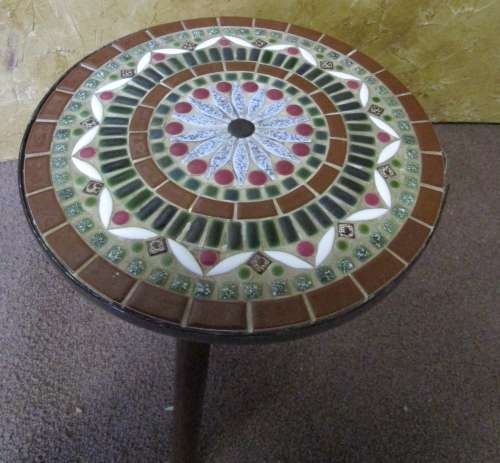 AN AMAZING VINTAGE SANWA TILED SIDE TABLE WITH THREE STUNNING SHARP LEGS