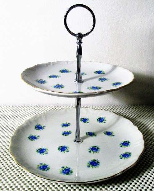 WOW A GORGEOUS 2 TIER CAKE STAND LOVE THE BLUE FLOWERS ON THE CRISP WHITE PORCELAIN
