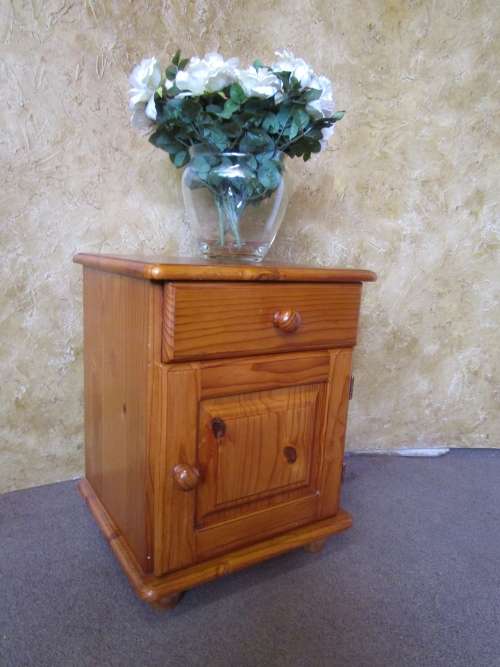 A FANTASTIC SOLLID WOOD BEDSIDE CABINET - IN GOOD CONDITION