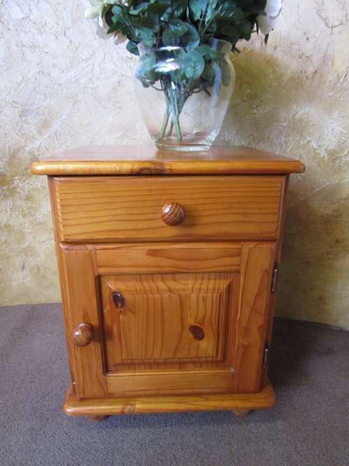A FANTASTIC SOLLID WOOD BEDSIDE CABINET - IN GOOD CONDITION