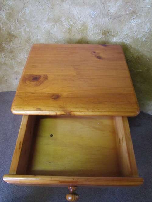 A FANTASTIC SOLLID WOOD BEDSIDE CABINET - IN GOOD CONDITION