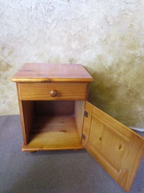 A FANTASTIC SOLLID WOOD BEDSIDE CABINET - IN GOOD CONDITION