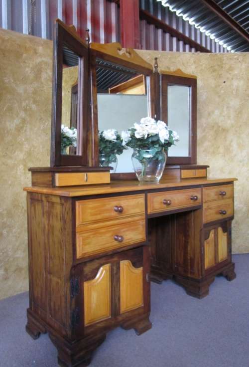AN EXQUISITE DETAILED SOLID YELLOW WOOD & IMBUIA DRESSING TABLE w 3 DRAWERS, 2 CUPBOARDS & 3 MIRRORS