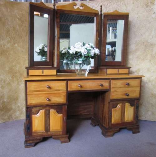 AN EXQUISITE DETAILED SOLID YELLOW WOOD & IMBUIA DRESSING TABLE w 3 DRAWERS, 2 CUPBOARDS & 3 MIRRORS