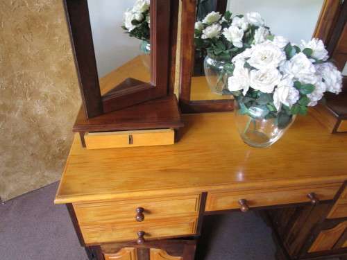 AN EXQUISITE DETAILED SOLID YELLOW WOOD & IMBUIA DRESSING TABLE w 3 DRAWERS, 2 CUPBOARDS & 3 MIRRORS