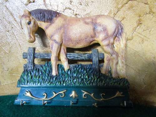 A BEAUTIFUL HORSE DESIGN WALL MOUNTED KEY RING HOLDER