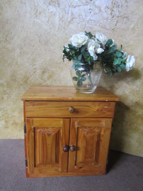 A FANTASTIC LARGE WOODEN BEDSIDE CABINET WILL ALSO  MAKE PERFECT SIDE TABLE