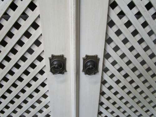 WOW A EXQUISITE LARGE CUPBOARD WITH STUNNING SLATTED DOORS AN DRAWER - STATEMENT PIECE