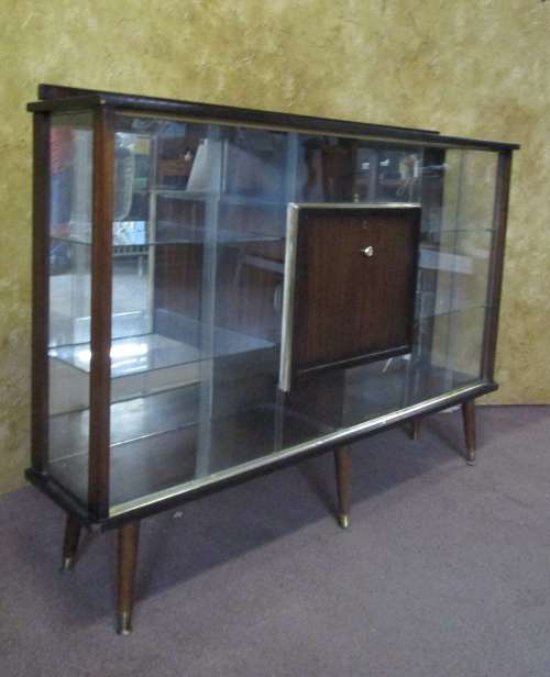 A MARVELOUS VINTAGE - RETRO SHOW CASE WITH - EXTRA LIQOUR CABINET IN THE MIDDLE
