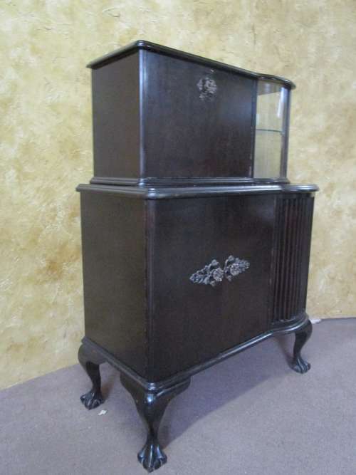 AN EXQUISITE VINTAGE SOLID IMBUIA BALL & CLAW RADIOGRAM CABINET - WITH A BAR CUPBOARD & DISPLAY