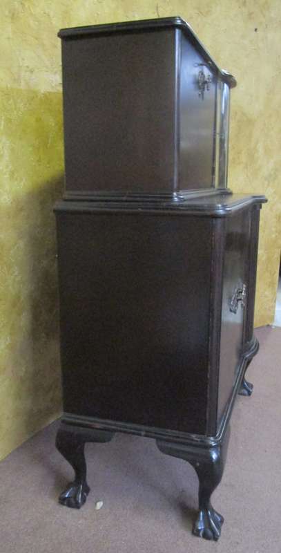 AN EXQUISITE VINTAGE SOLID IMBUIA BALL & CLAW RADIOGRAM CABINET - WITH A BAR CUPBOARD & DISPLAY