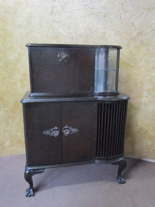 AN EXQUISITE VINTAGE SOLID IMBUIA BALL & CLAW RADIOGRAM CABINET - WITH A BAR CUPBOARD & DISPLAY