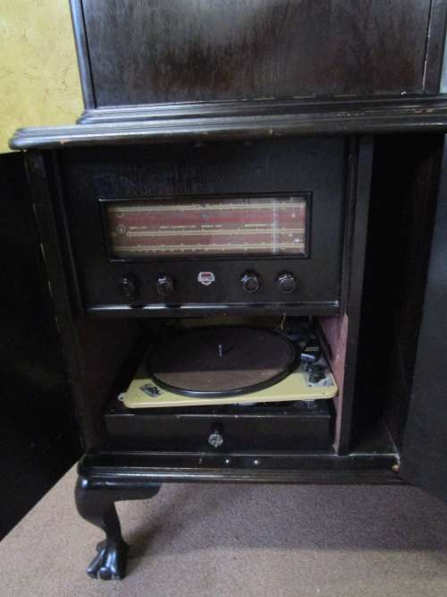 AN EXQUISITE VINTAGE SOLID IMBUIA BALL & CLAW RADIOGRAM CABINET - WITH A BAR CUPBOARD & DISPLAY