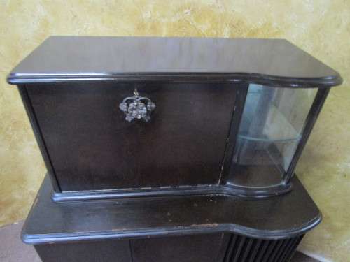 AN EXQUISITE VINTAGE SOLID IMBUIA BALL & CLAW RADIOGRAM CABINET - WITH A BAR CUPBOARD & DISPLAY