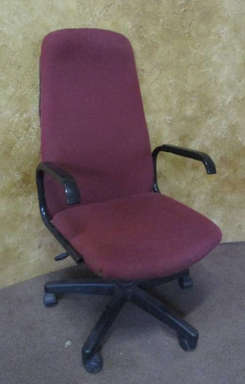A MAROON OFFICE HIGH CHAIR ON WHEELS WITH LEAVER TO A JUST THE HEIGHT