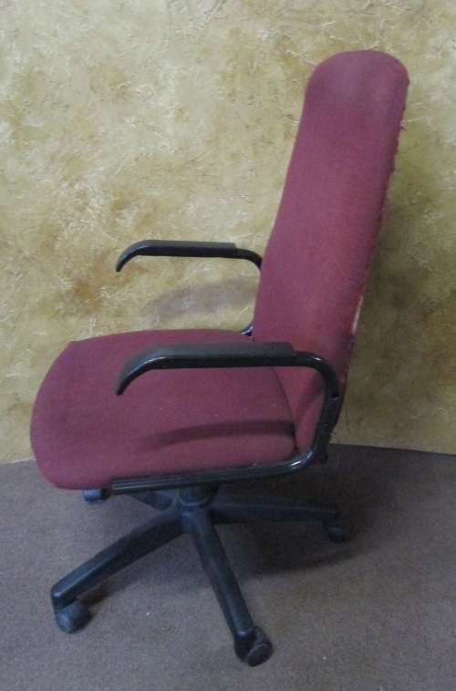 A MAROON OFFICE HIGH CHAIR ON WHEELS WITH LEAVER TO A JUST THE HEIGHT