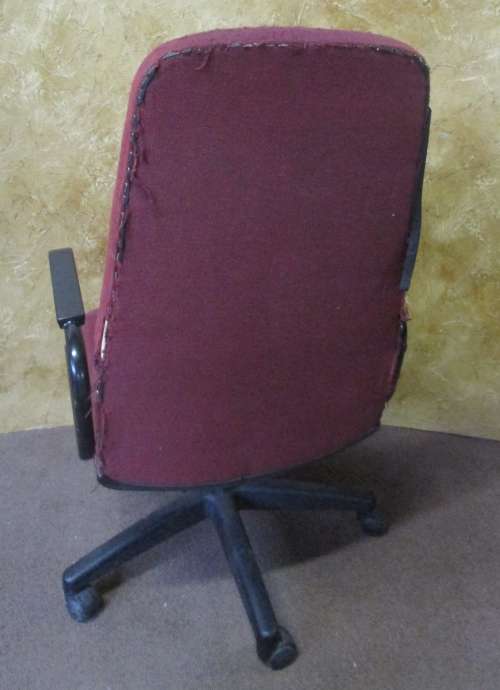 A MAROON OFFICE HIGH CHAIR ON WHEELS WITH LEAVER TO A JUST THE HEIGHT