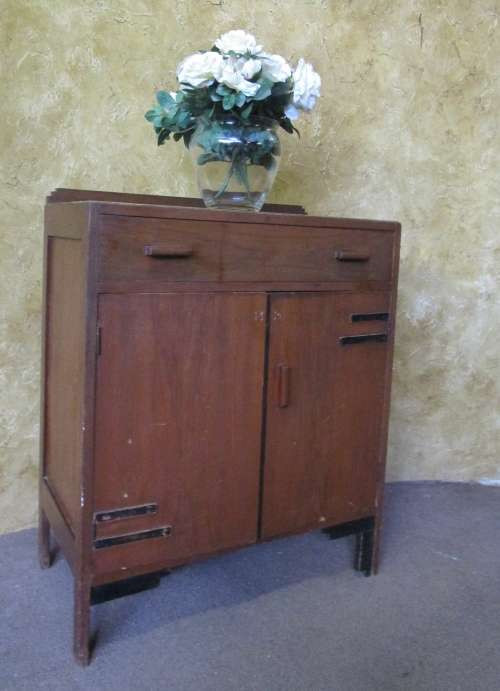 A FANTASTIC VINTAGE/ANTIQUE CUPBOARD  WITH TWO DOORS & TWO DRAWERS