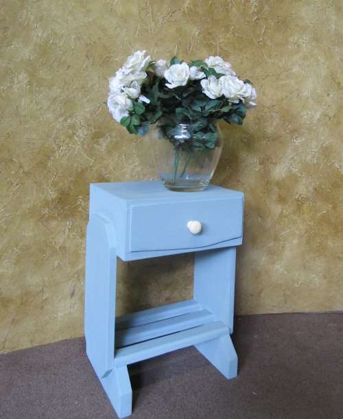 A BEAUTIFUL CHALK PAINT BED SIDE CABINET WITH A DRAWER - STUNNING